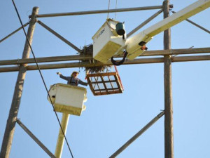 Tampa Electric crews prepare to move the nest to a special new platform.